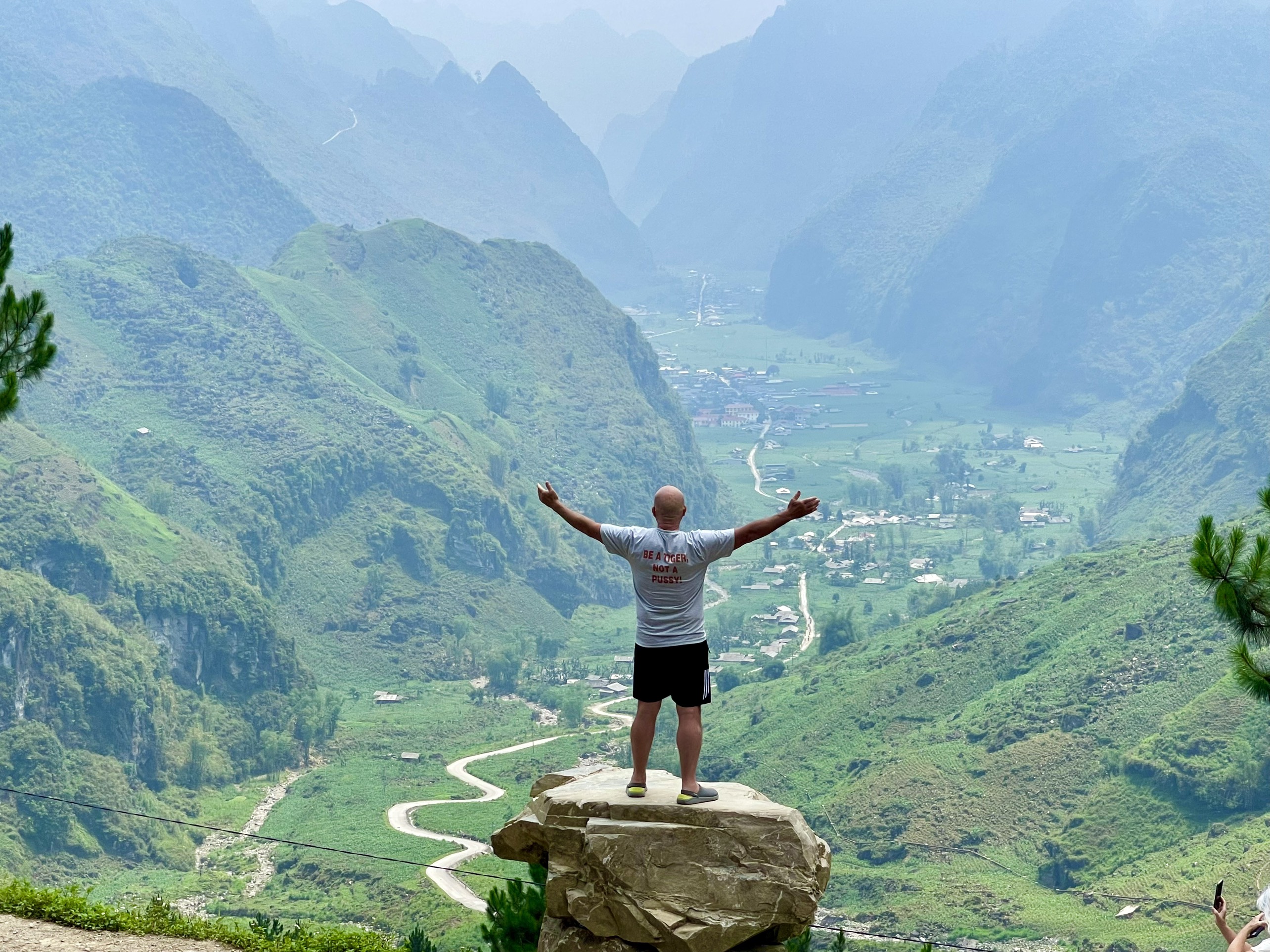 Dramatic Mountain Ranges: The Ha Giang Loop is renowned for its rugged mountains, with towering peaks and deep valleys creating a dramatic backdrop. The Ma Pi Leng Pass, one of the highlights of the loop, offers panoramic views of the winding Nho Que River far below.