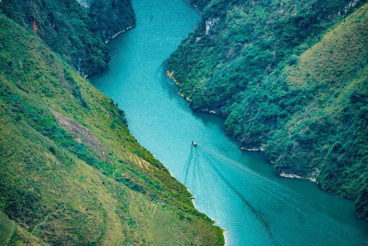 Go sightseeing on a boat to Nho Que River