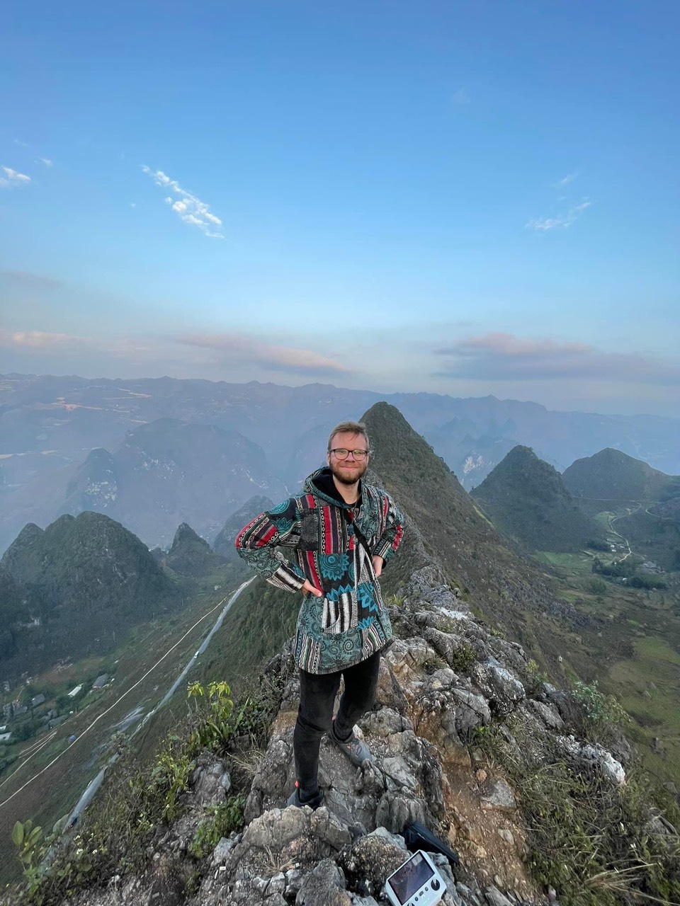 Hà Giang is home to awe-inspiring natural beauty, including dramatic limestone mountains, winding mountain passes, and deep river valleys. Famous spots like the Ma Pi Leng Pass, Dong Van Karst Plateau Geopark, and Quan Ba Heaven Gate offer unparalleled views that attract adventurous travelers seeking a sense of wonder.