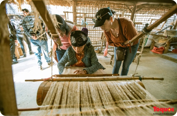 Lung Tam Linen Weaving Village